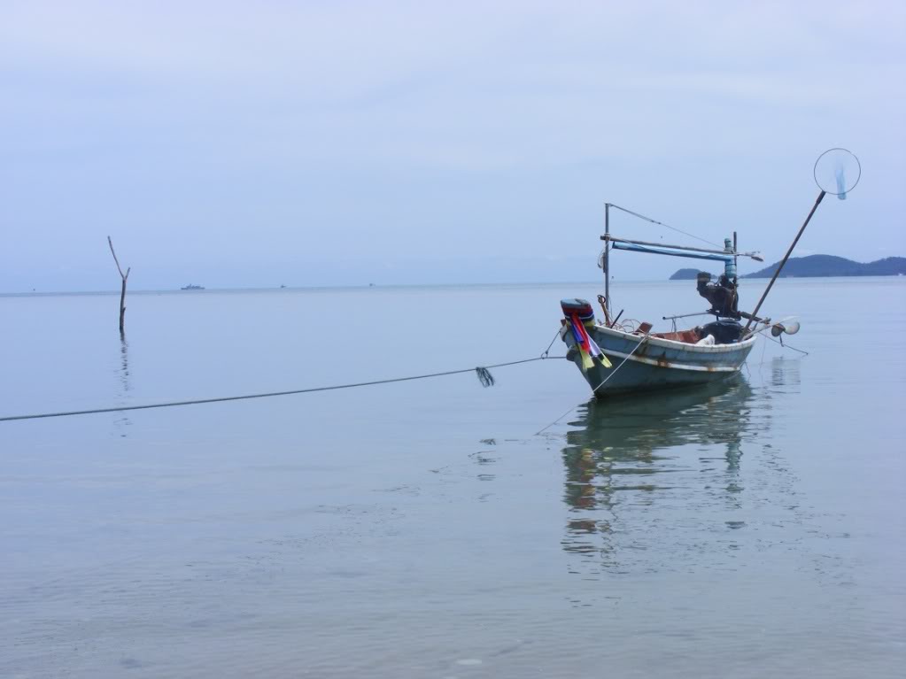 www.thai-dk.dk/penfoto/19/fishingBoatKohSamui.jpg